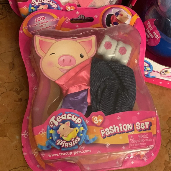 Toy Teck Teacup Piggies Talking Pig & 2 Fashion sets Outfits NEW - Picture 2 of 5